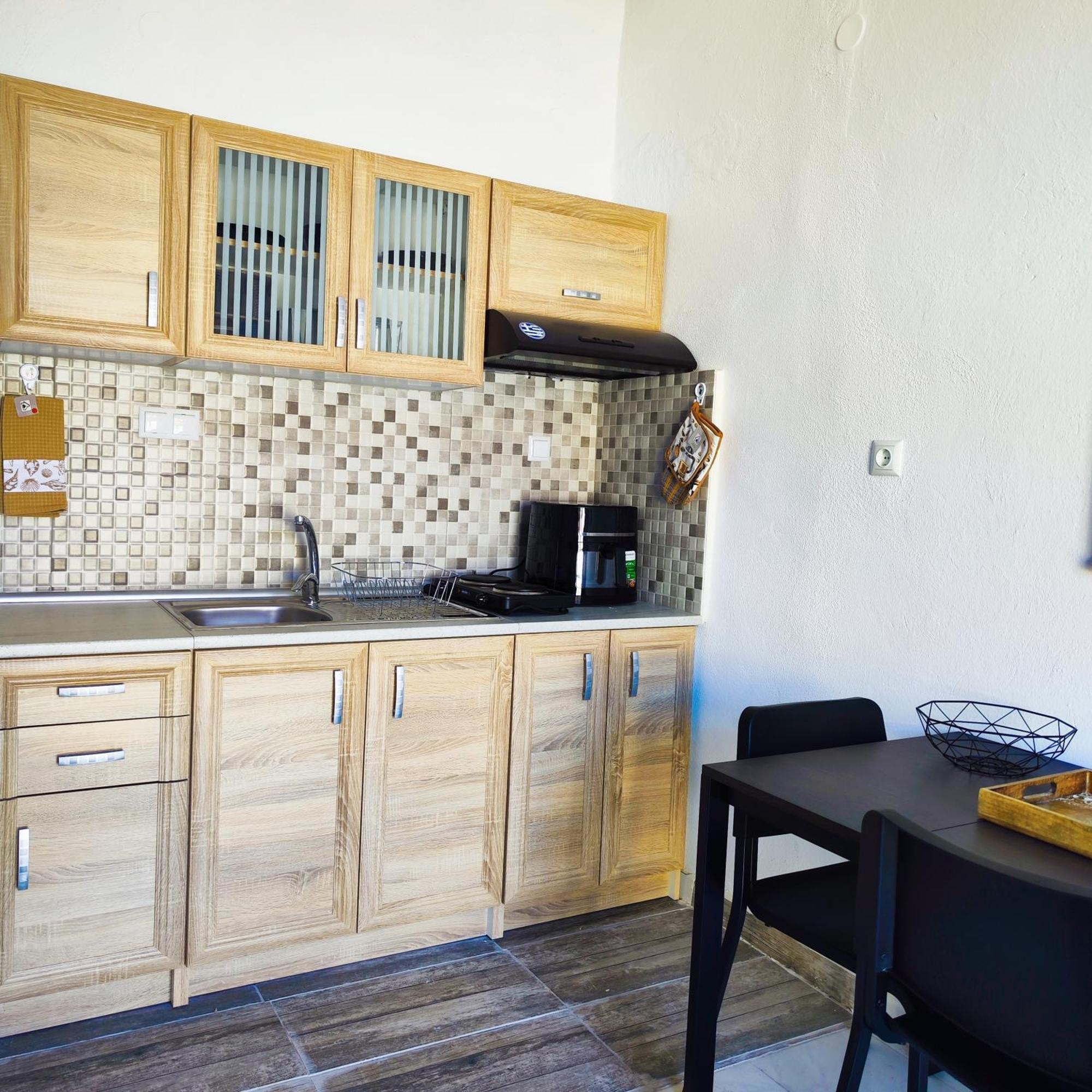 Lola's Traditional Apartments - Nea Skioni Center Esterno foto